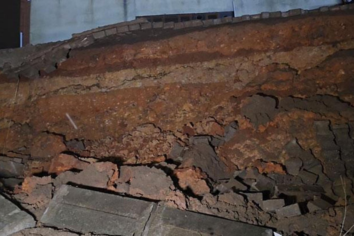 İstinat Duvarı Çöktü: Otomobile Hasar Verdi, Bölge Güvenlik Altında