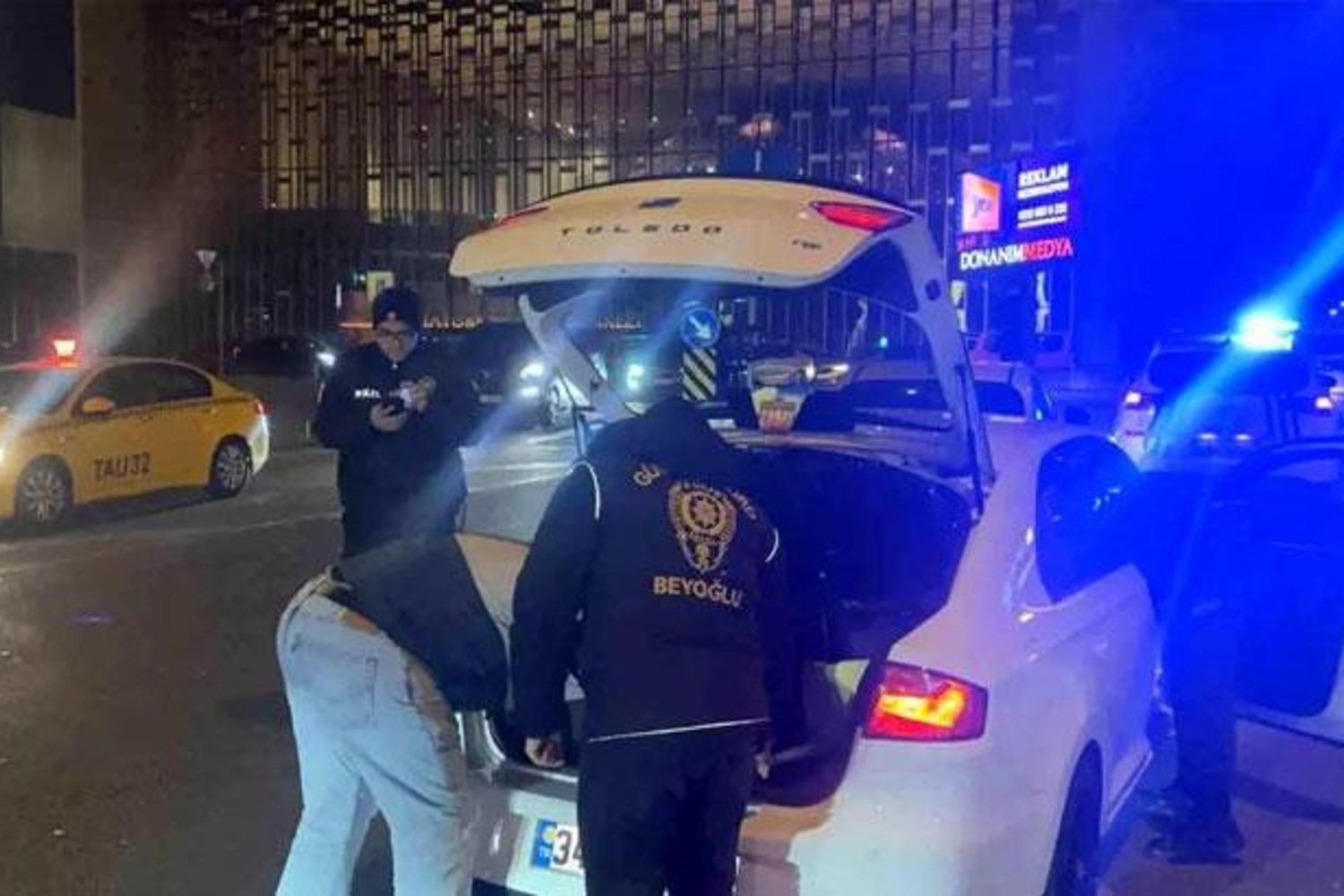 İstanbul'da Helikopter Destekli Güvenlik Önlemleriyle Taksim Meydanı'nda Huzur Uygulaması