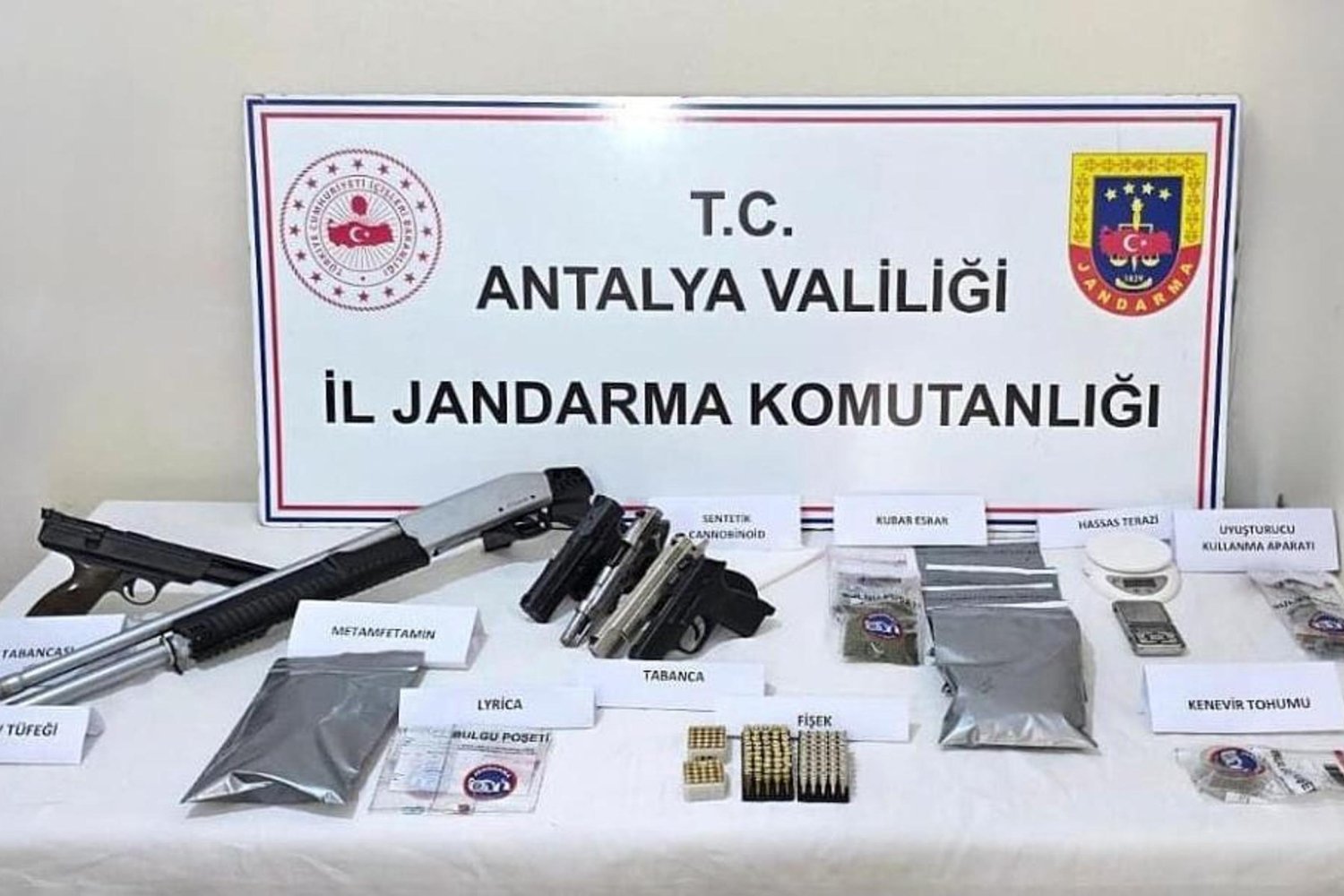 Antalya Kemer Uyuşturucu Operasyonu Dumanı Tuttu: 28 Gözaltı ve Gizemli Ölüm!
