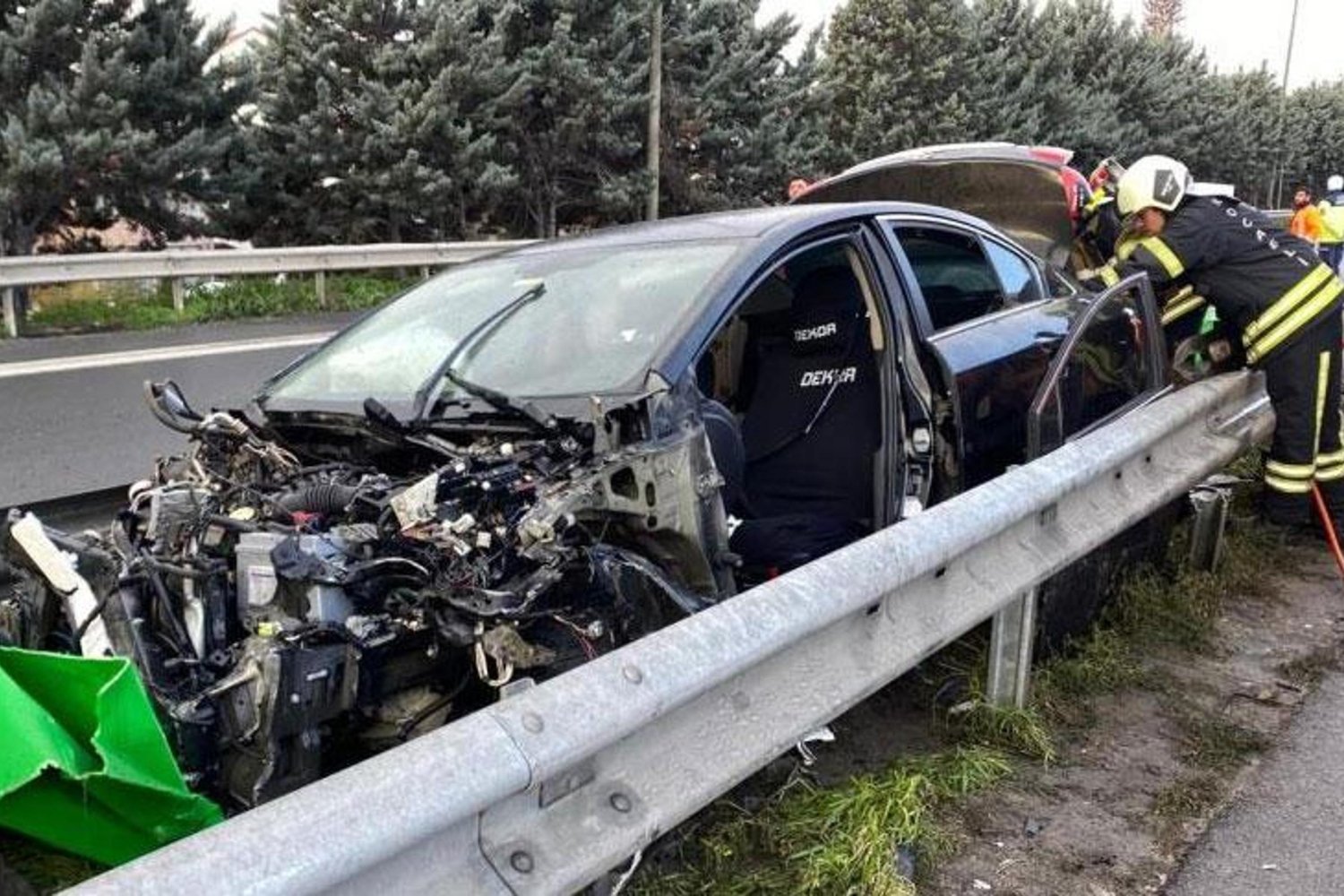 Kaza Anlamlı Anlar: Otomobil Kontrolden Çıkıp Bariyerlere Çarptı