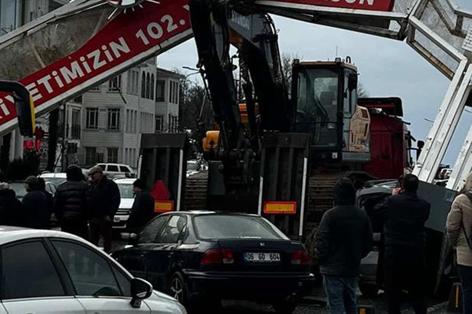 Üsküdar Sahil Yolu'nda TIR Ekskavatörü Tabela Devrildi! 7 Araç Hasar Gördü