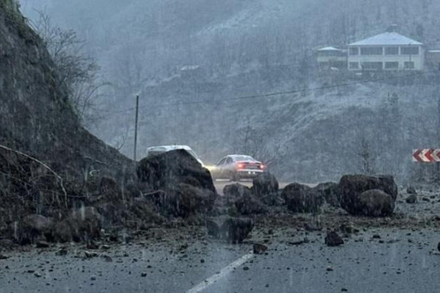 Sağanak ve kar sonrası Şalpazarı’nda heyelan: Yol ulaşıma kapandı