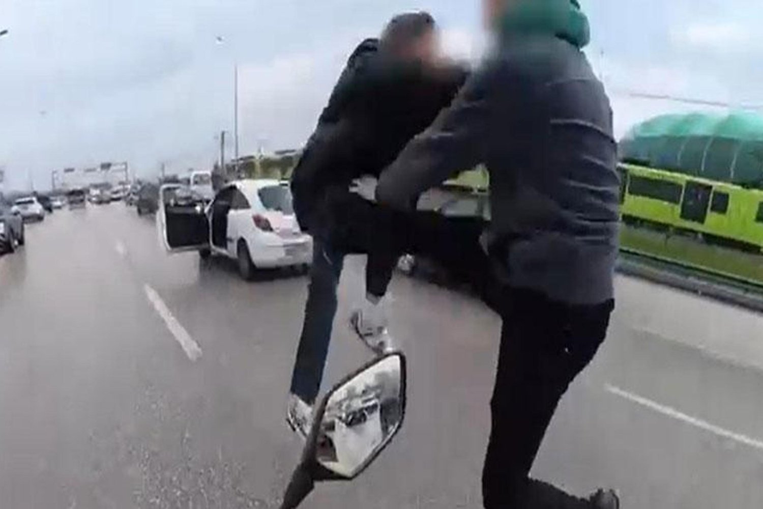 İzmir Yolu'nda Trafik Çılgınlığı: Çift Sürücü Arasında Kavga Çok Anlıktı!