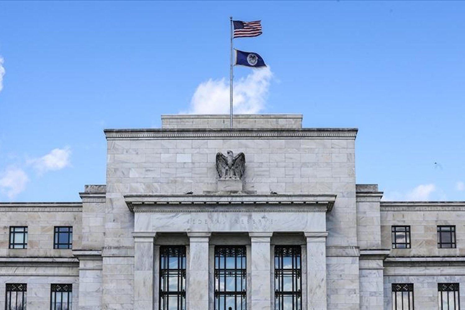 ABD Başkanı Trump Kevin Warsh'ı Fed Başkanlığına Açıkladı: Deneyimli Ekonomist Görevde