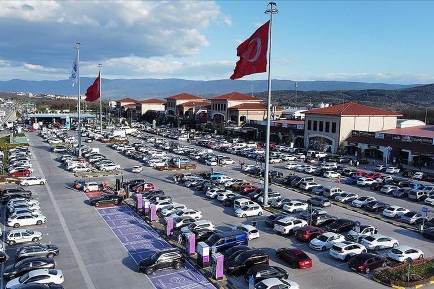 Otomobil ve Elektrikli Araç Satışlarında Hizmetler Artarken Pazar Payı Genişliyor