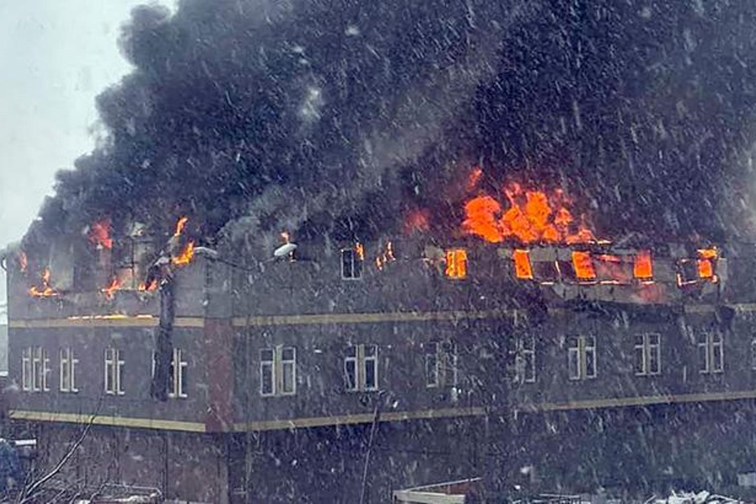 Tuzla'da Fabrika Yangını: İtfaiye Müdahalesi Sürüyor!