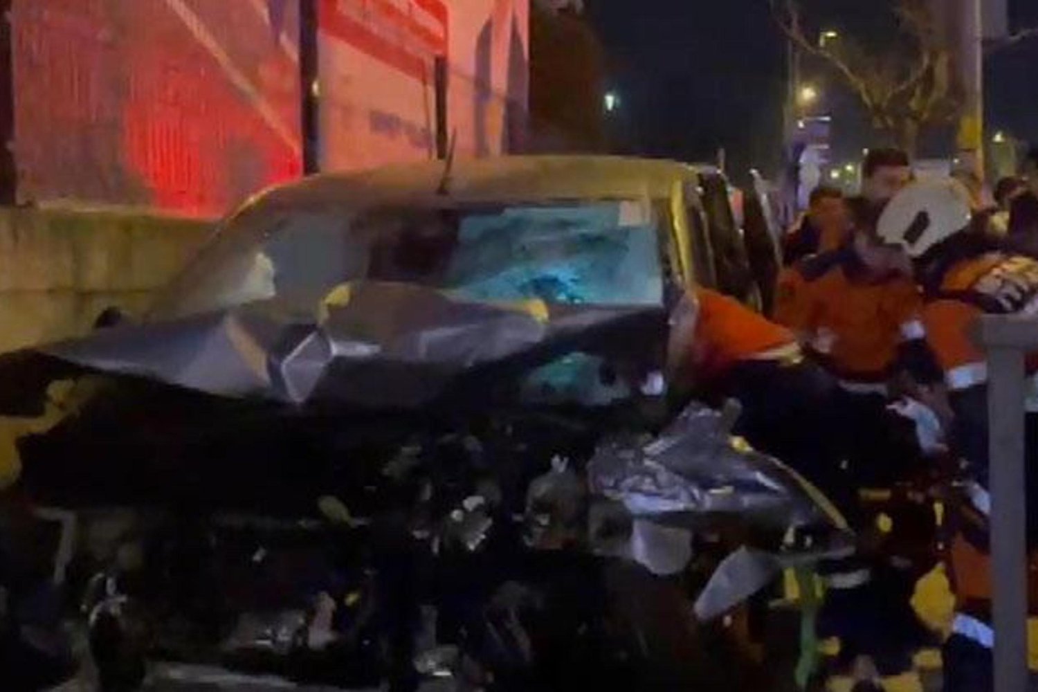 Kocaeli'nde Trafik Kazası: Hafif Ticari ve Otomobil Çarpıştı, Yaralılar Hastaneye Kaldırıldı