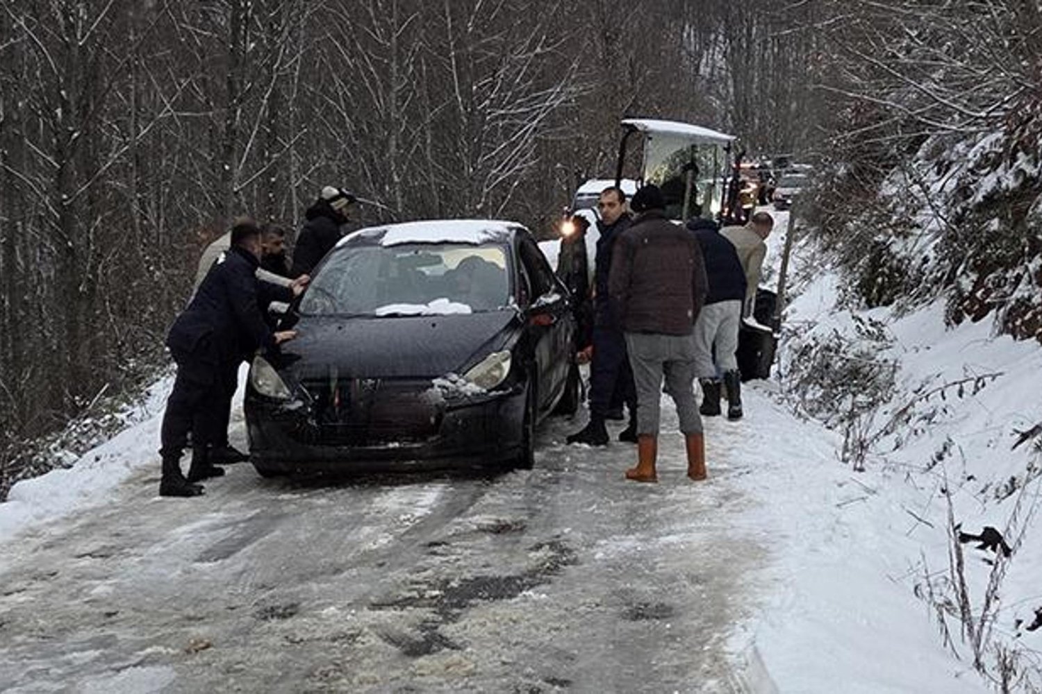 Yolda Mahsur Kalan 35 Kişi AFAD Ekipleri Tarafından Kurtarıldı