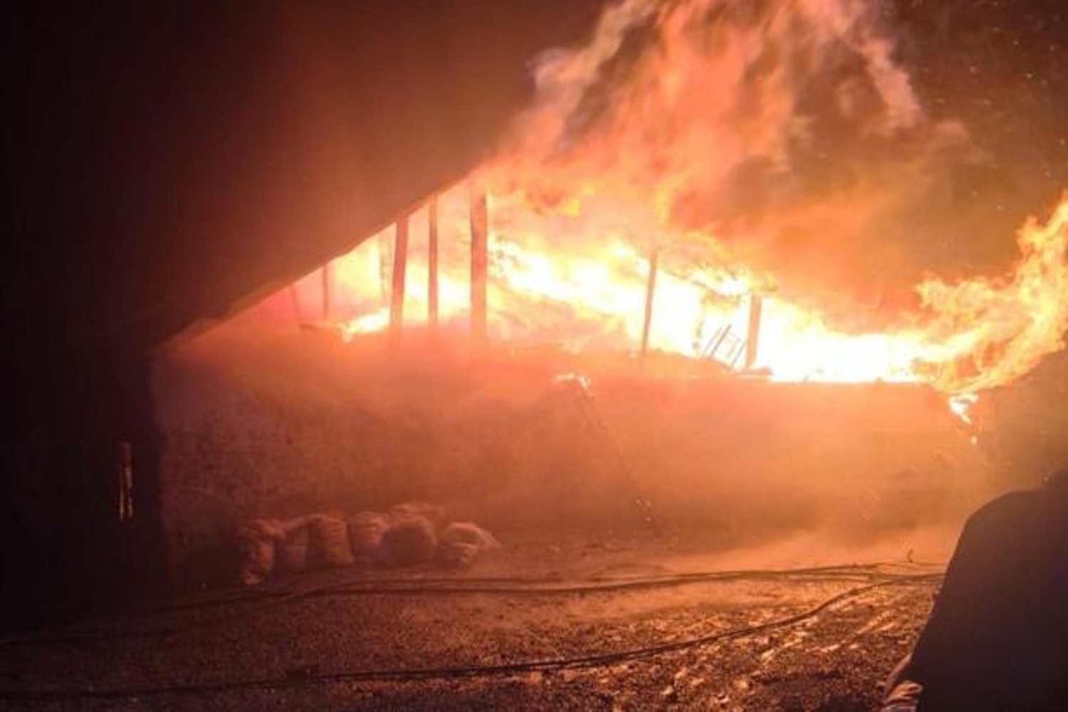 Yangın Evi Kül Etti: Manisur Mahallesi'nde İtfaiye Müdahalesiyle Kontrol Altına Alındı