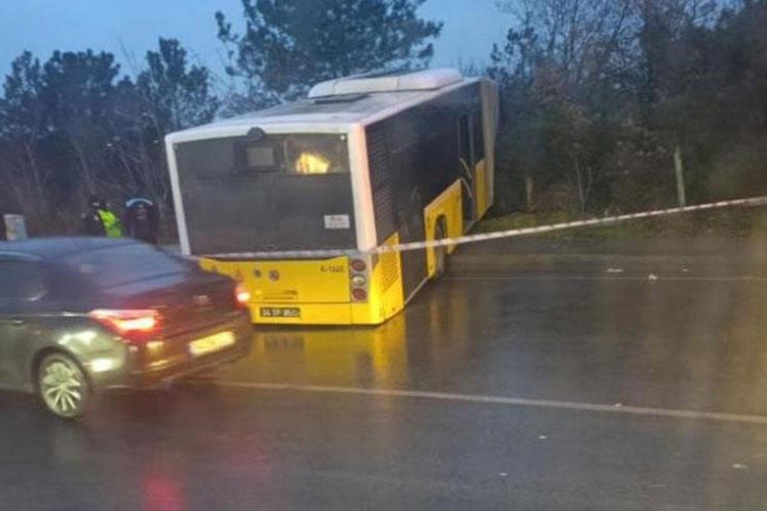 Arnavutköy'de Otobüs Kazası: Kontrolden Çıkan Otobüs Ormanlık Alana Uçtu
