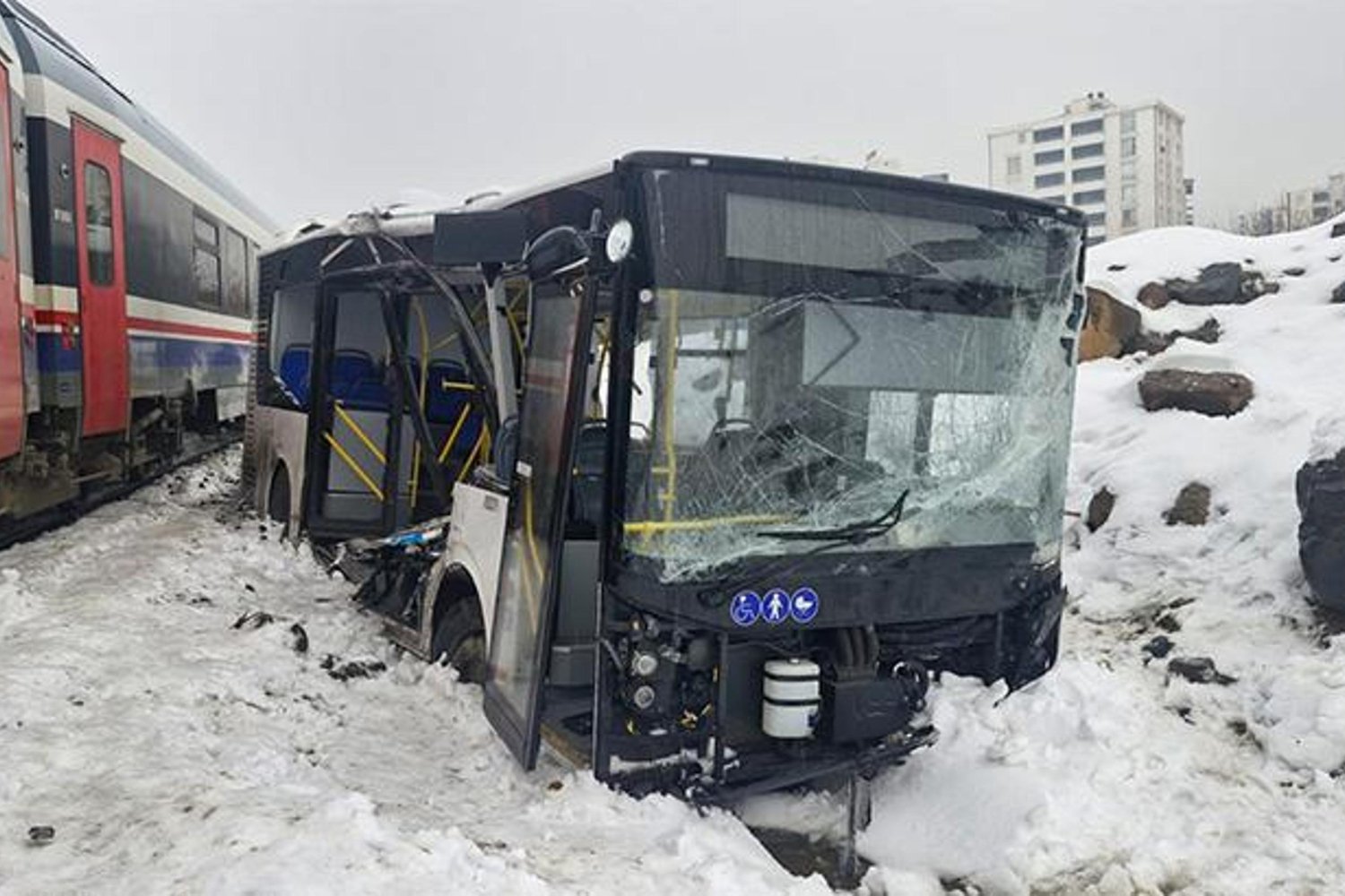 Diyarbakır Kaza: Yolcu Treni ve Belediye Otobüsü Çarpıştı, Yaralılar Var!