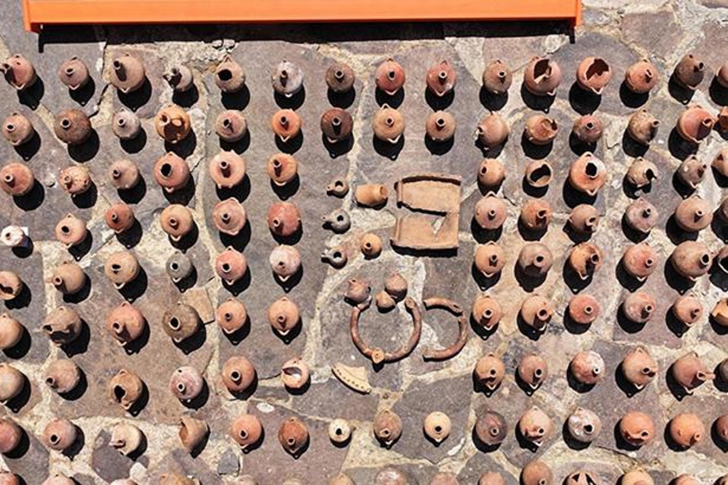 Manisa’da Aigai Antik Kenti’nde 2025 Kazı Sezonunda Çarpıcı Bulgular Keşfedildi