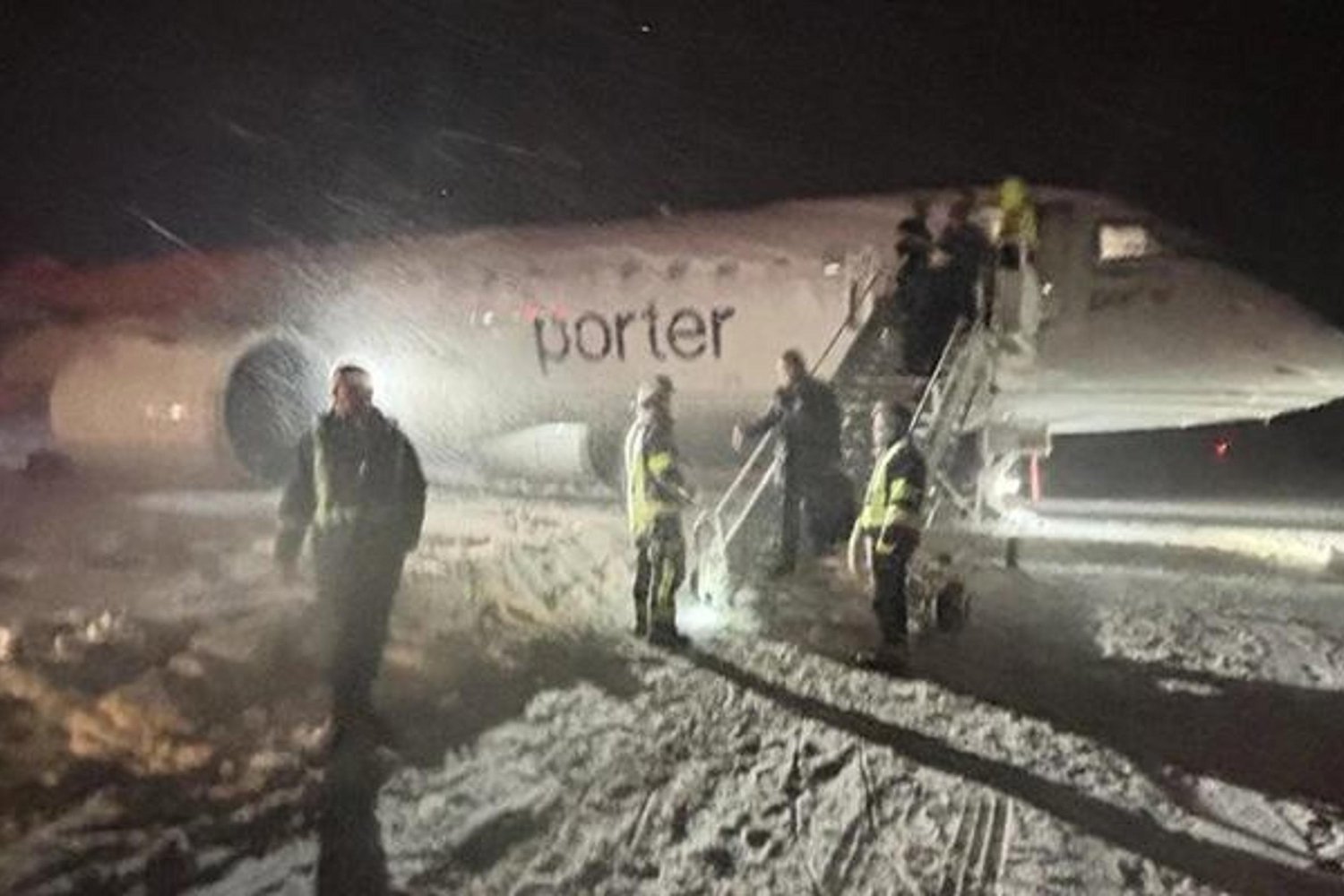 Kanada Uçağı Pist Kaymasıyla Karaya Oturdu, 2 Buçuk Saatlik Tahliye Sıkıntısı Çözüldü