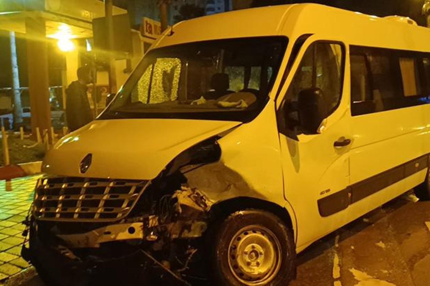 Kozan'da Trafik Kazası: Otomobil ve Minibüs Çarpıştı, 3 Yaralı