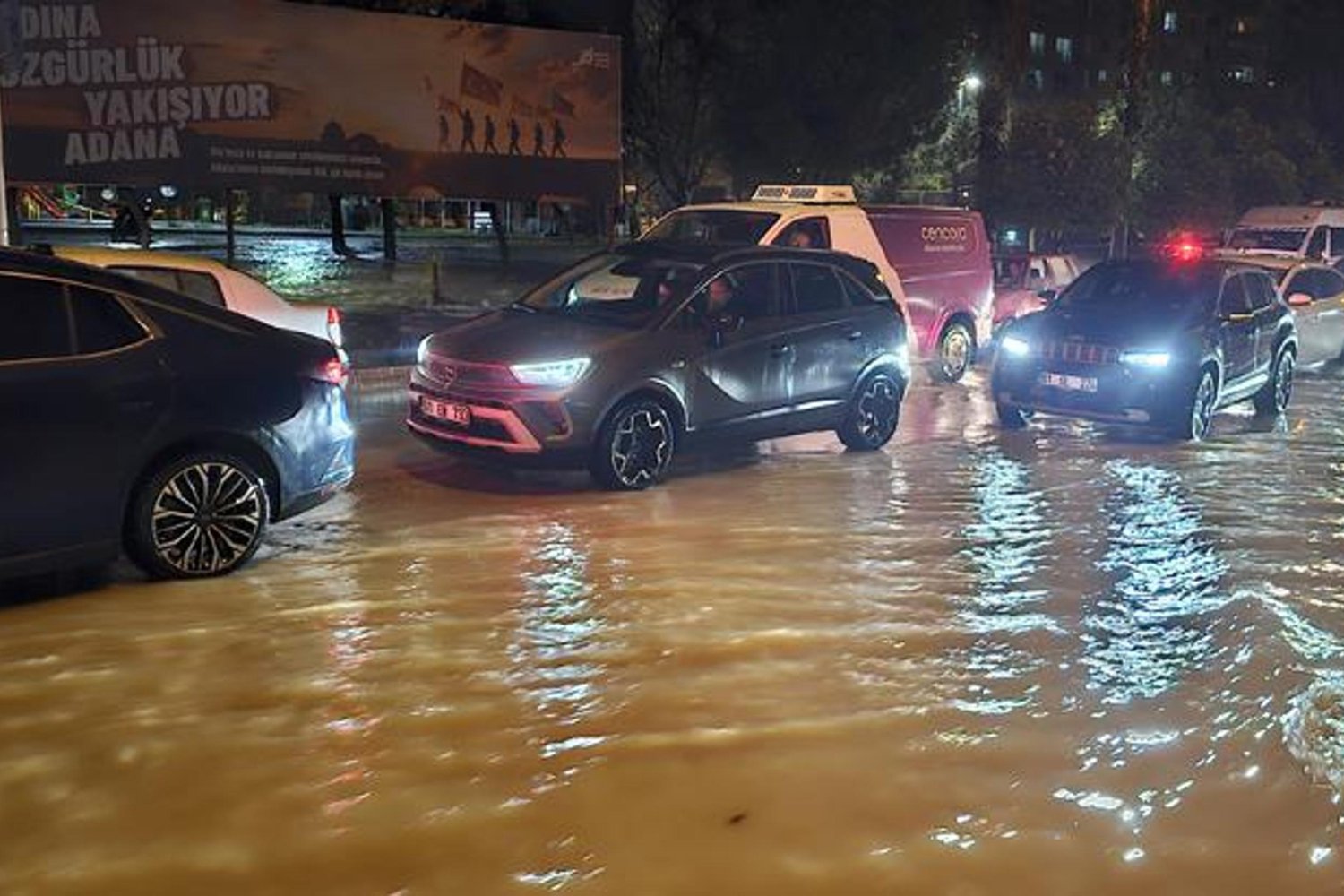 Adana'da Sağanak ve Su Baskını Alarmı: Şehir Gün Boyu Etkili Oldu