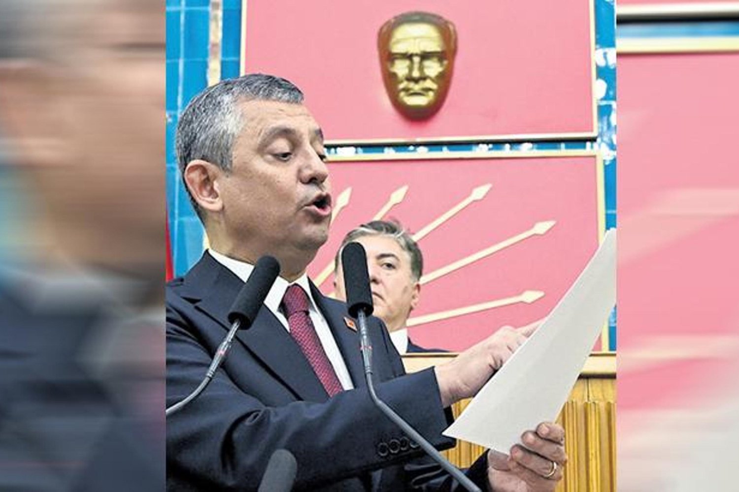 Ünlü Liderin Gizemli Katılım Planı ve Siyasette Sürpriz Gelişmeler