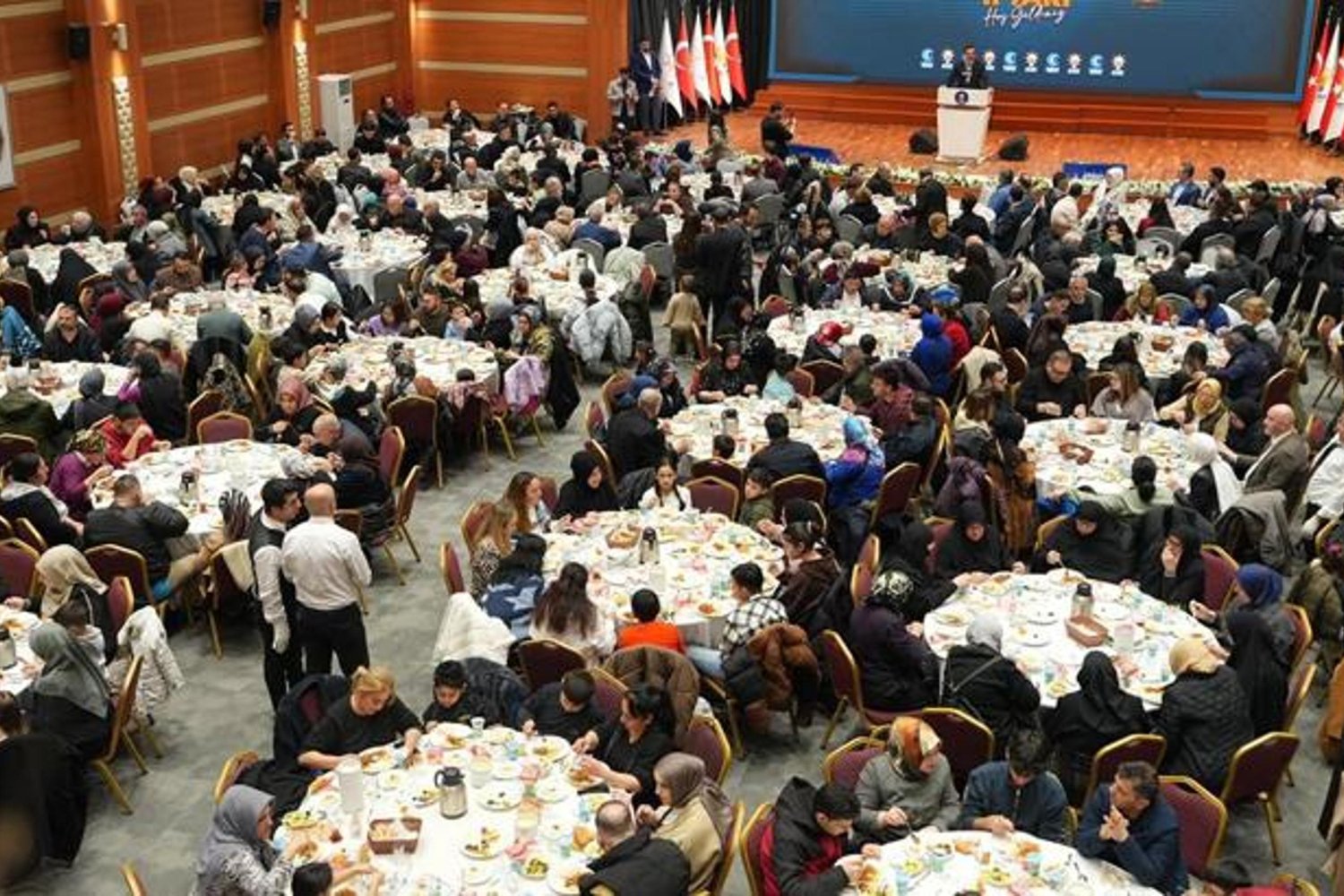 İstanbul'da Ramazan Coşkusu: Komşuluk ve Birlik Temasıyla Dolup Taşan İftar Programı