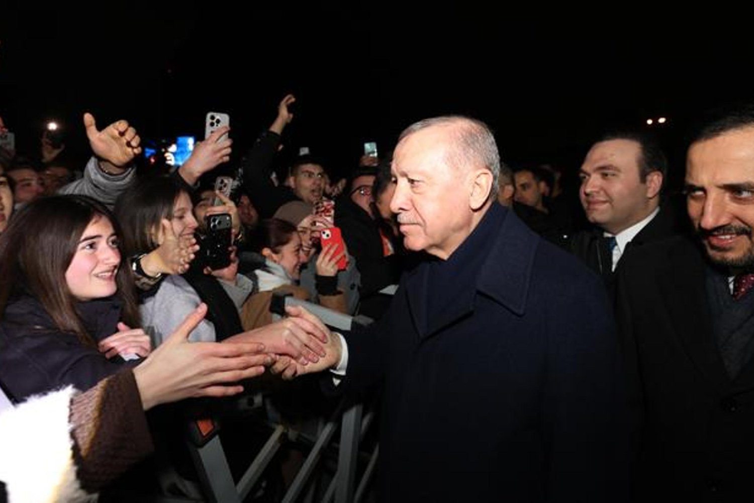 İşte Erdoğan'a Sürpriz Doğum Günü Kutlaması: Gençler Beştepe'den İstanbul'a Hareketi Öncesi