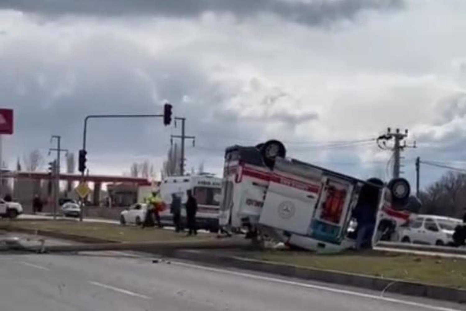 Niğde’de Ambulans ve Hafif Ticari Araç Çarpışması: 3 Sağlık Çalışanı Yaralandı