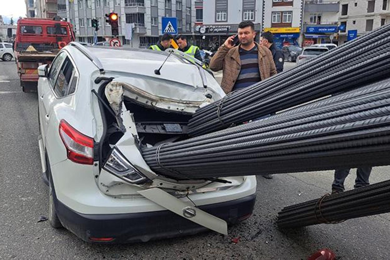 Kaza: Kamyon ile otomobil çarpıştı, inşaat demirleri araç içerisine girdi!