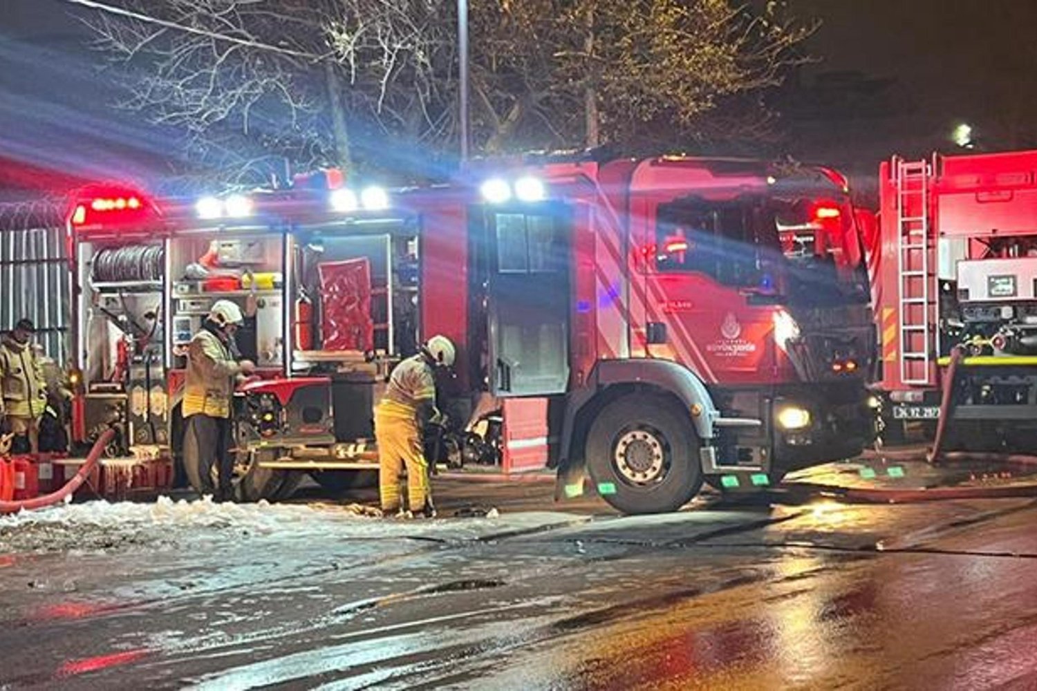 Firuzköy'de Tek Katlı Tekstil Deposu Yangını Çıldırtı,Yangın Kontrol Altına Alındı