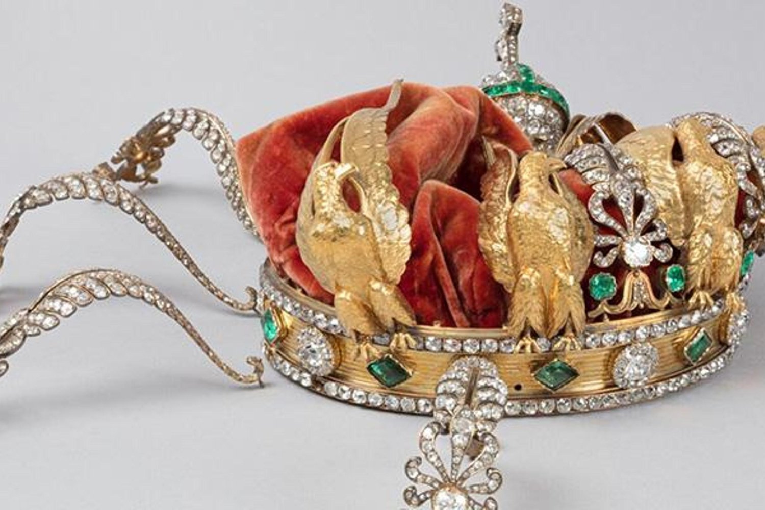 Louvre Müzesi'nde Soğukta Düşürülen İmparatoriçe Eugenie Tacı Restorasyon Aşamasında