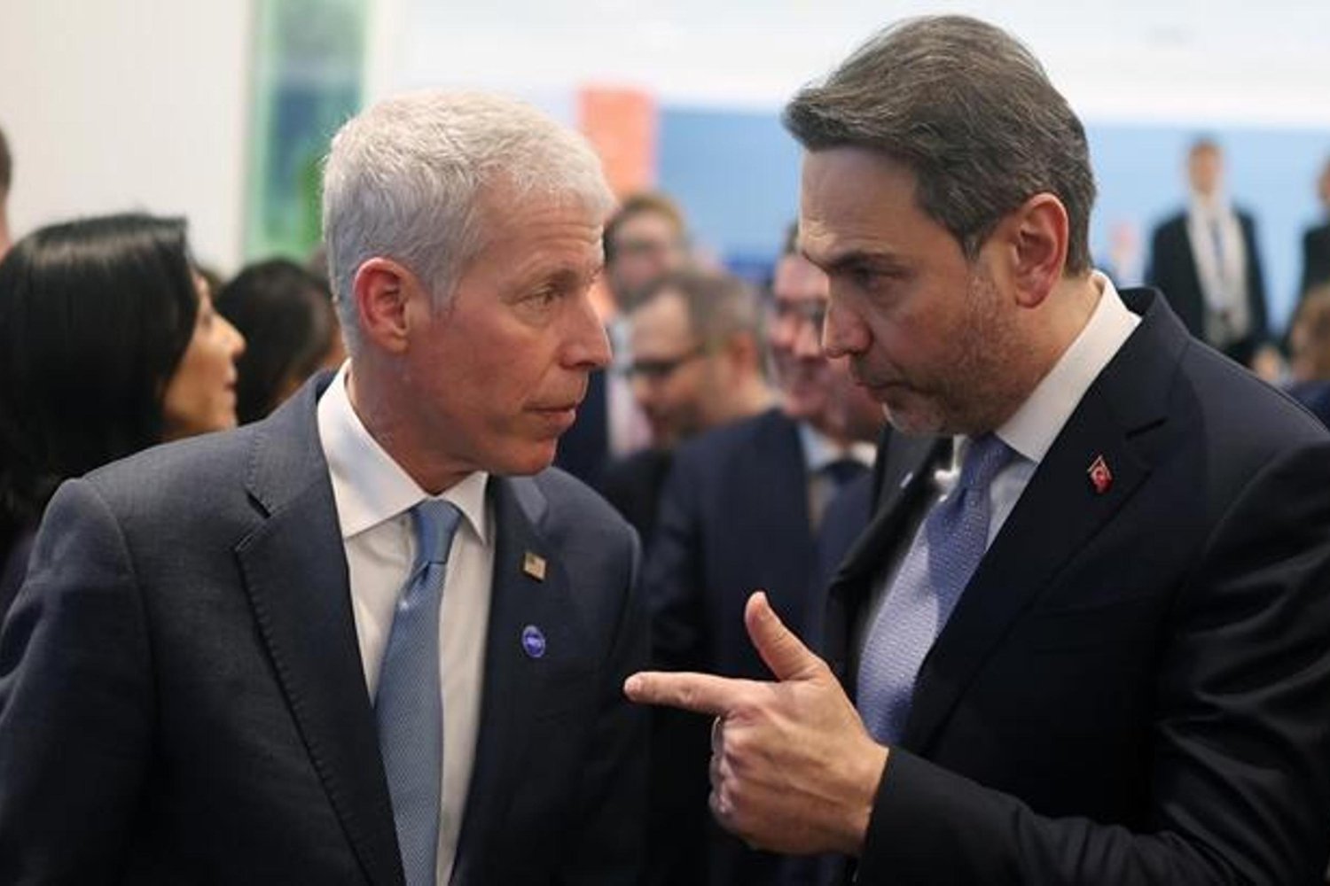 Enerji Diplomasisi Rüzgarı: Bakan Bayraktar Paris'te Stratejik Görüşmelerde