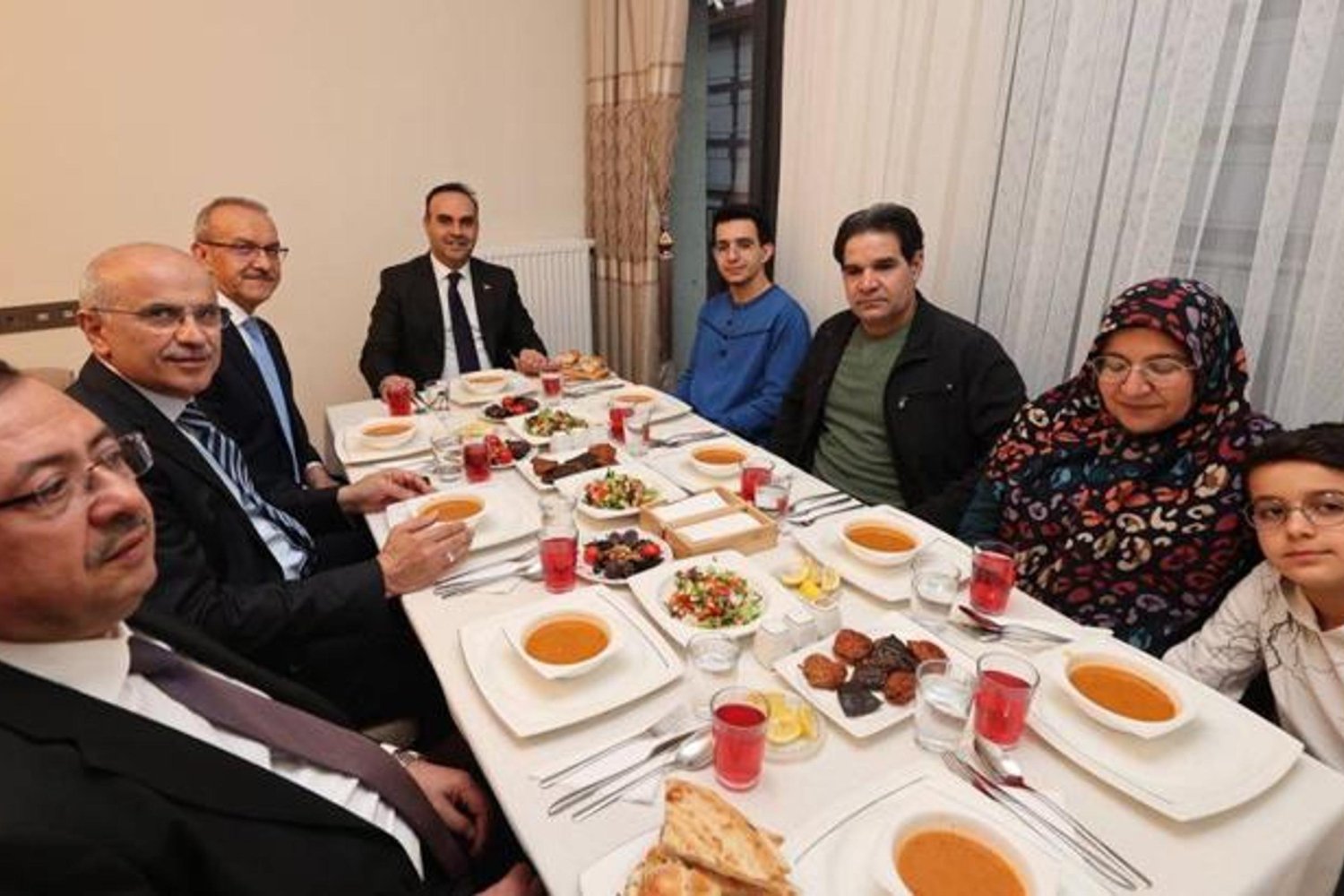 Bakan Kacır, Ziyaretinde Aileyle Birlikte Hayır Dualarını Aldı