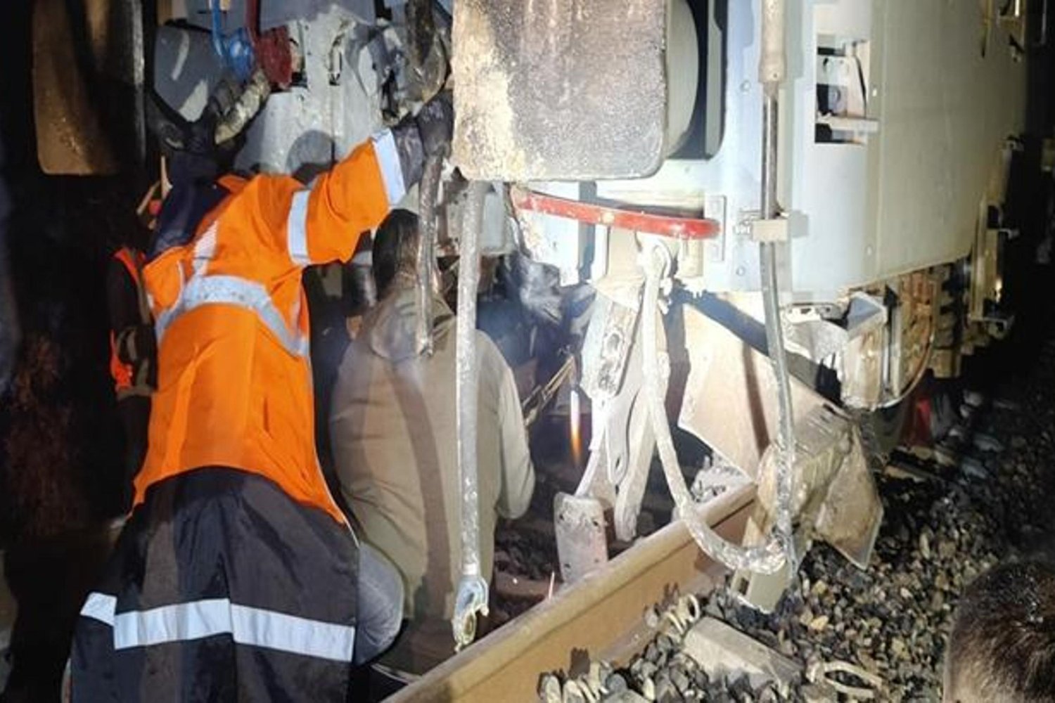 Balıkesir'de Yolcu Treninde Kaya Parçası Nedeniyle Raylar Hasar Gördü