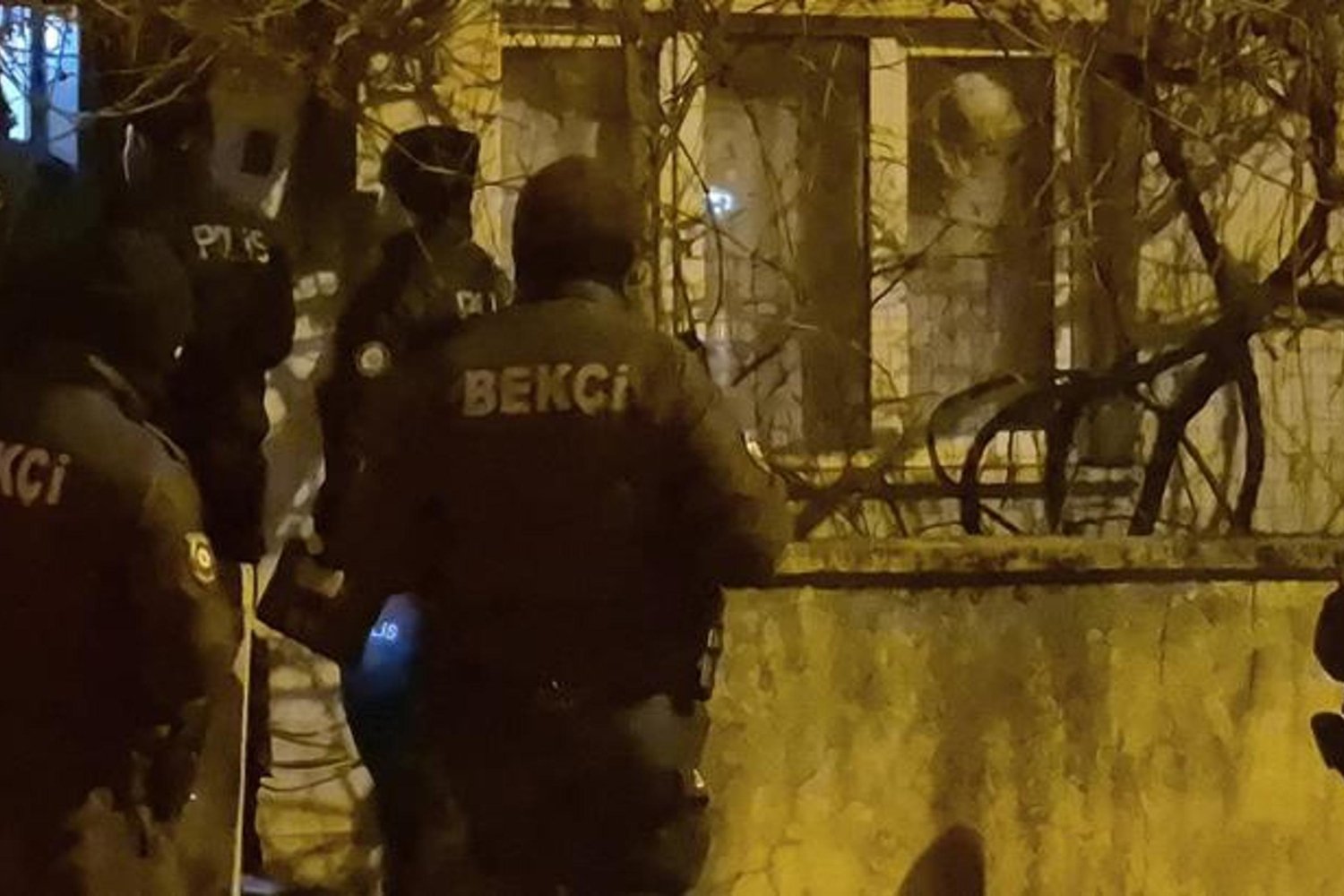 İkametgah Skandalı: Evine Pencere Diken Genç Güvenlik Kameralarına Yakalandı