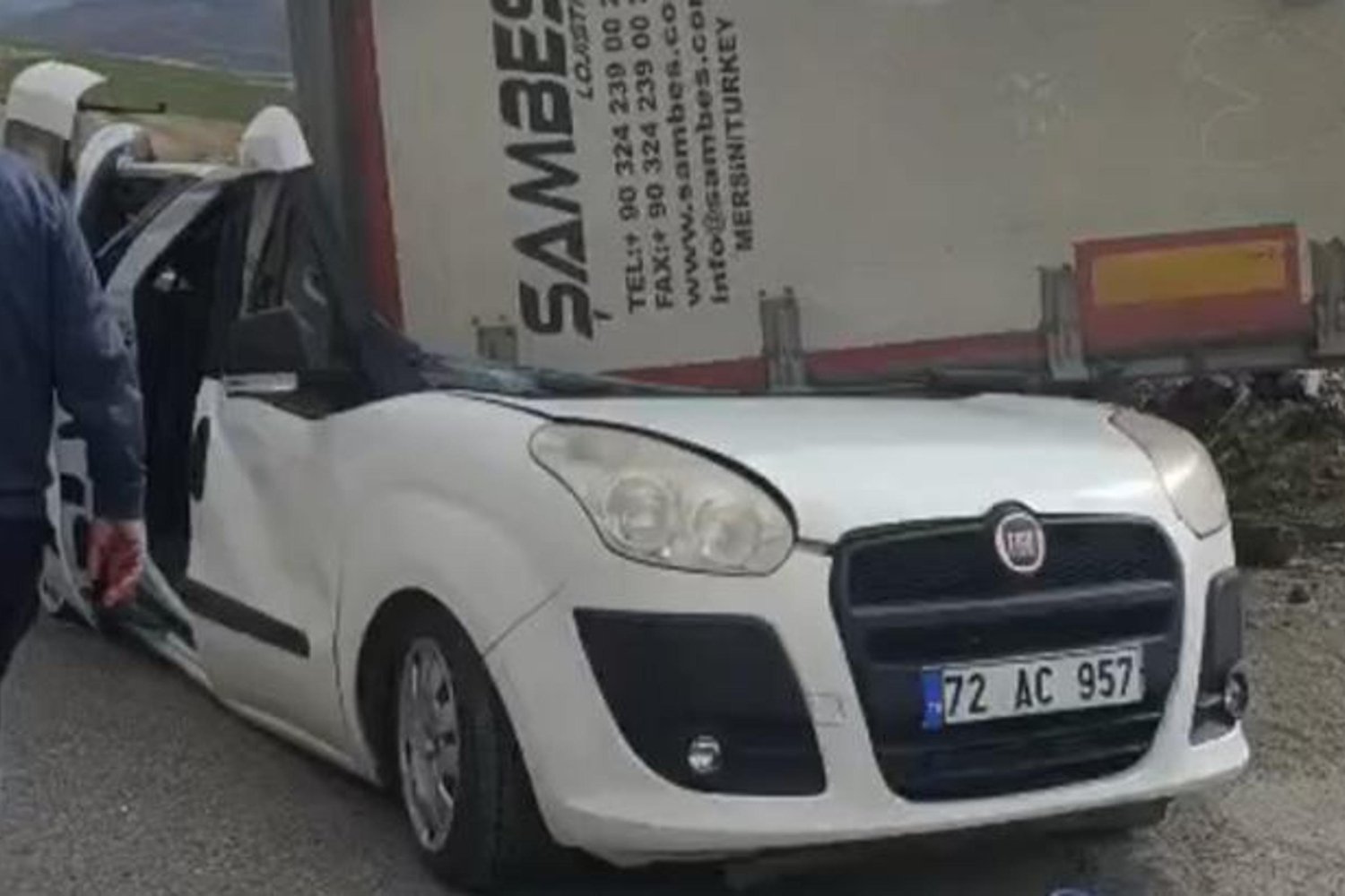 Kaza: Hasankeyf-Gercüş Yolunda TIR Dorsesi Radar Aracına Çarptı