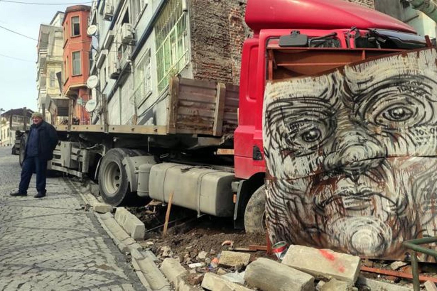 Korkutucu Kaza! TIR Kaydı, Kaldırımlara Çarptı, Büyük Hasar Oluştu