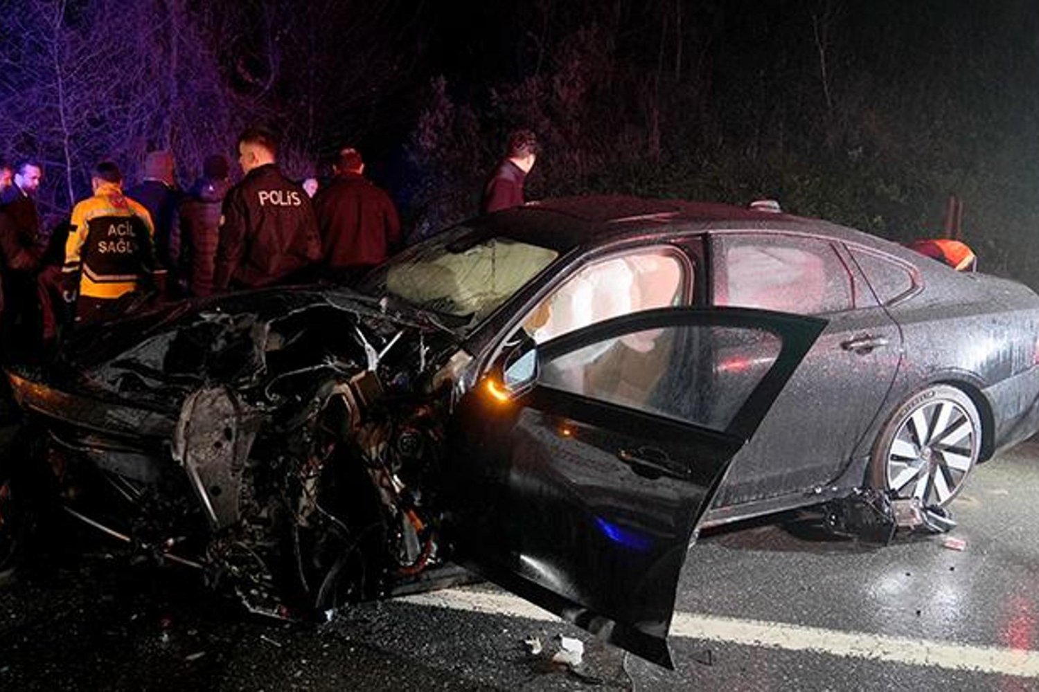 Beykoz'da Otomobil ve Hafif Ticari Araç Çarpıştı: 1 Ölü, 5 Yaralı