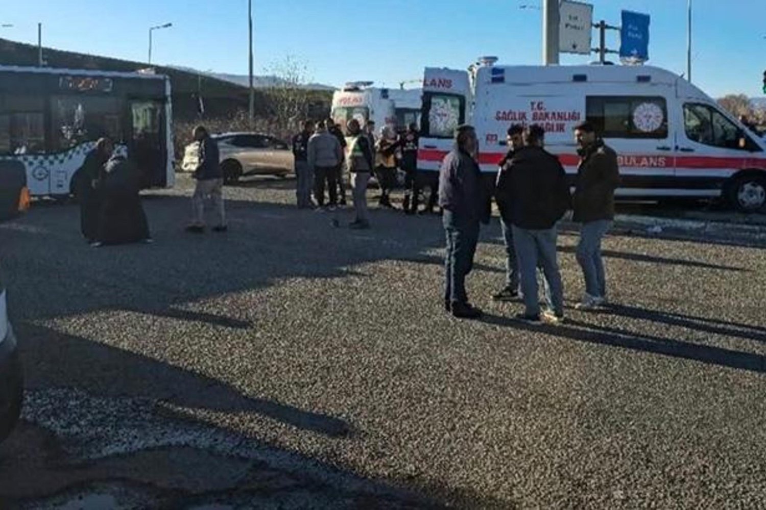 Bingöl'de Trafik Kazası: 5 Yaralı, Ambulans ve Polis Olay Yerinde