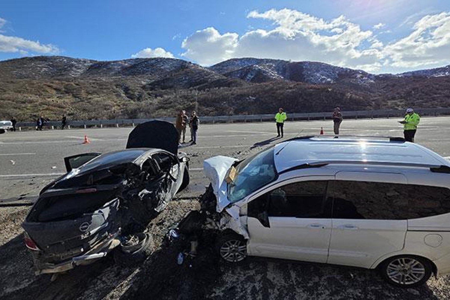 Bingöl'de Trafik Kazası: Bir Kişi Hayatını Kaybetti, Dört Yaralı