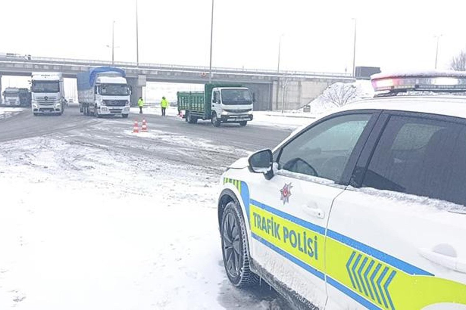Kayseri ve Erzurum'da yoğun kar yağışı ulaşımı felç etti!