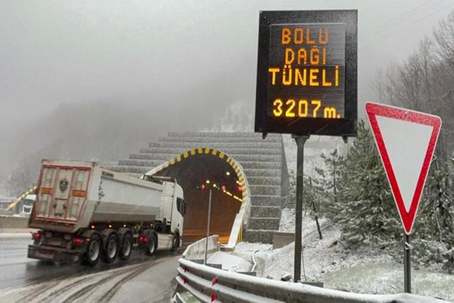 Bolu Dağı'nda Kar yağışı ciddi ulaşım aksamalarına neden olmuyor
