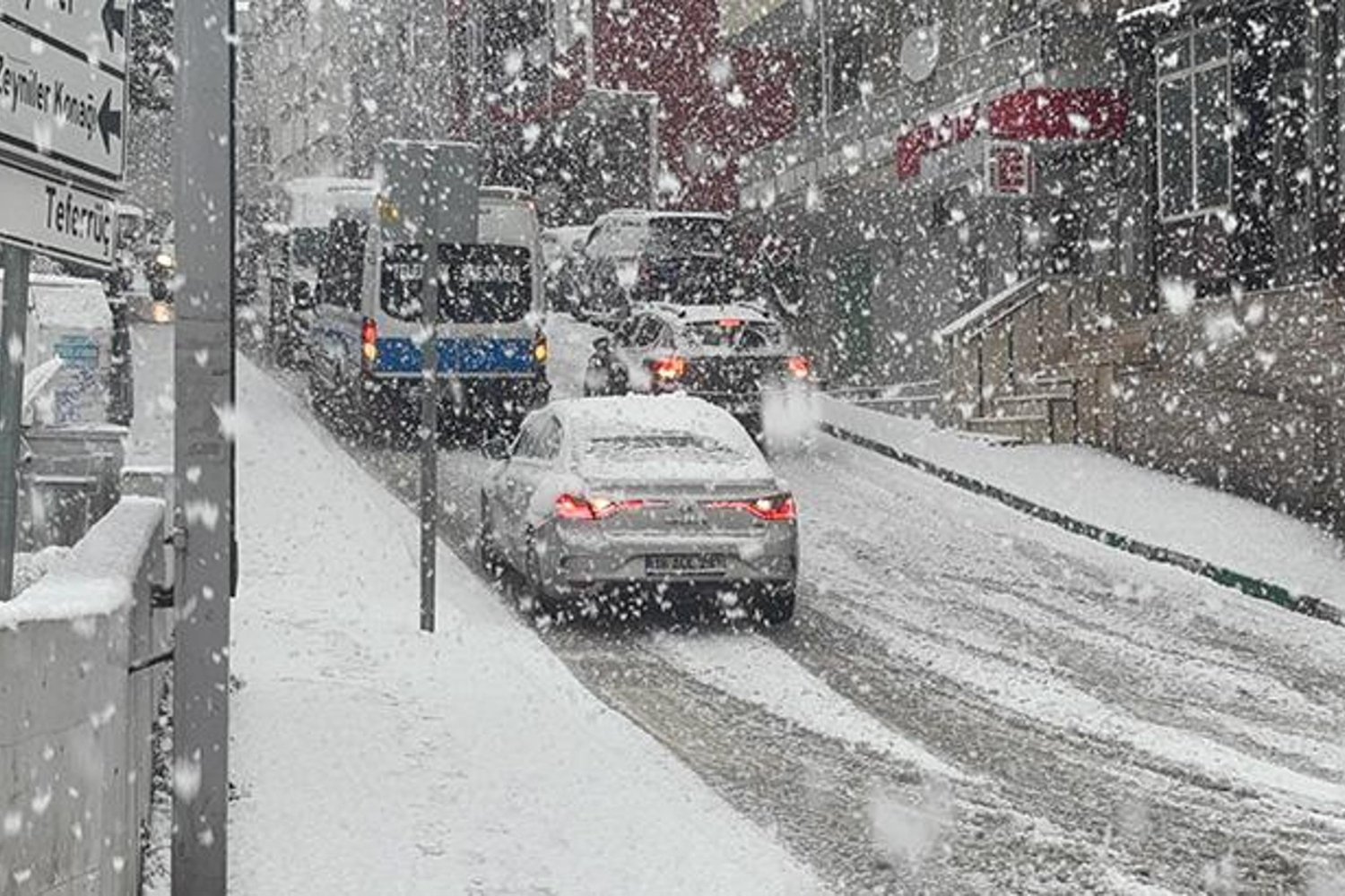 Karla Mücadele: Yoğun Yağış Kentte Ulaşımda Aksamalara Neden Oldu