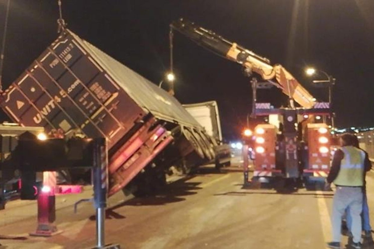 Kurban Pazarı Kazası: TIR Devrildi, Sürücü Yaralandı