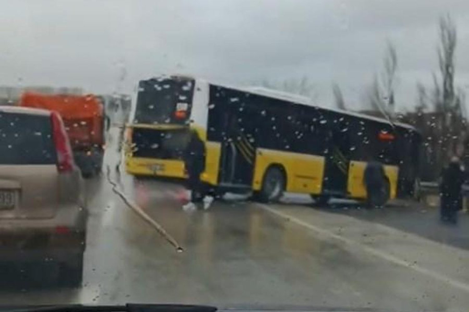 İETT Otobüsü Kaza Yaptı! Yaralılar Var, Güvenlik Kamerası Kaydı</br>Trafiği Kilitledi