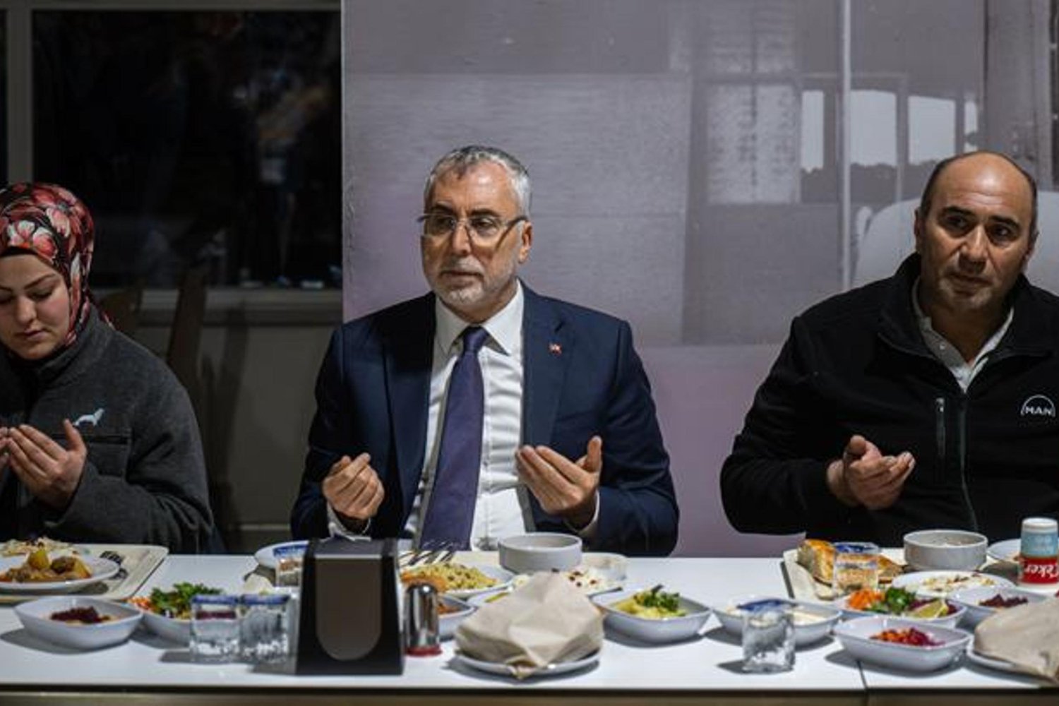 Bakan Işıkhan Otobüs Fabrikasını Ziyaret Etti: Ramazan'da İşçilerle Birlikte Oruca Devam