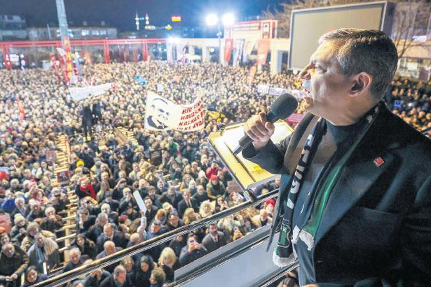 Türkiye'de Hukuk Devleti ve Demokrasi Hedefiyla CHP Toplantıları Dikkat Çekiyor