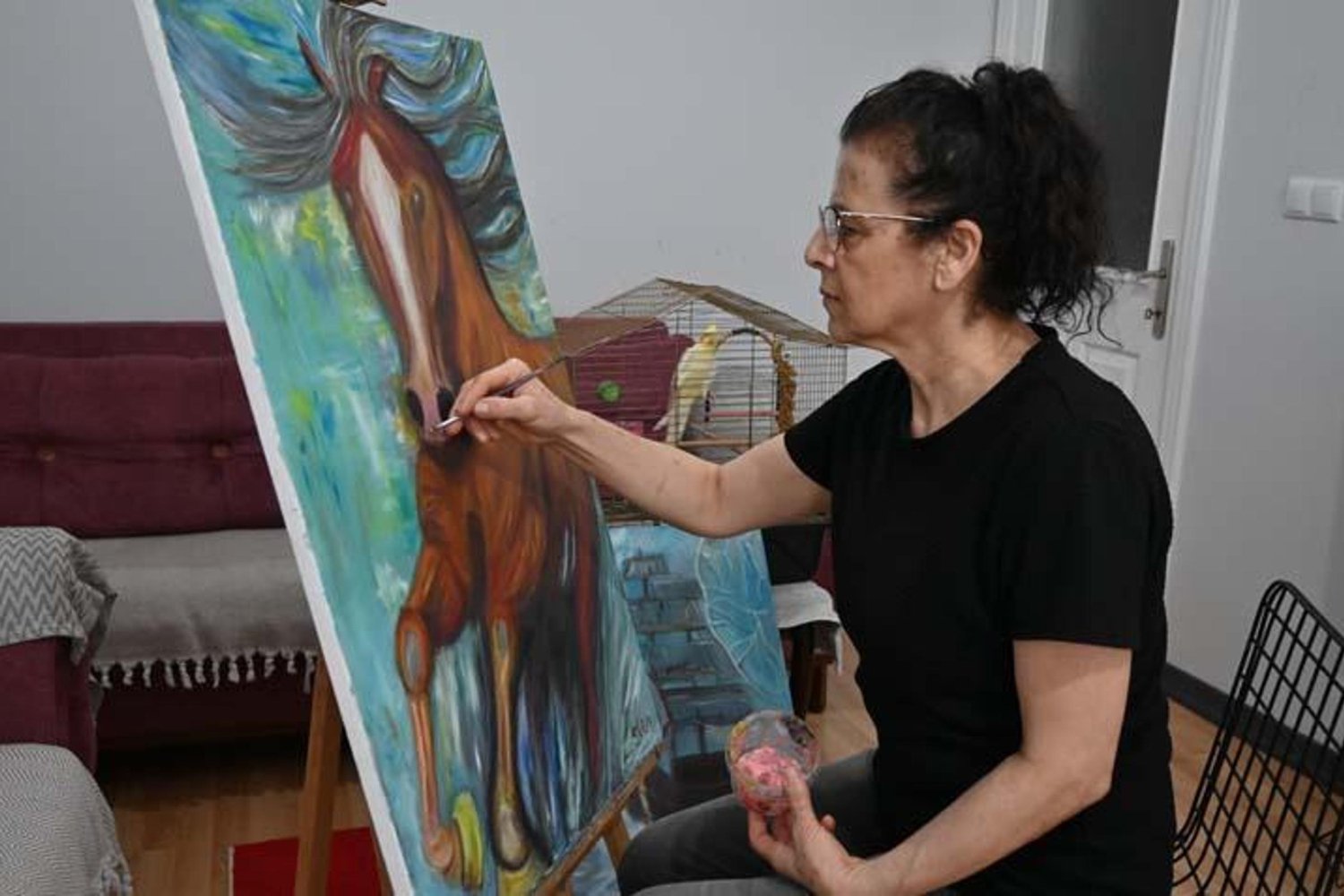 Depremde Resim Yapan ve Hayata Tutunan 50 Yaşında Ressam Ayten Cömert: Felaketin İçinden Sanata Uzanan Yol