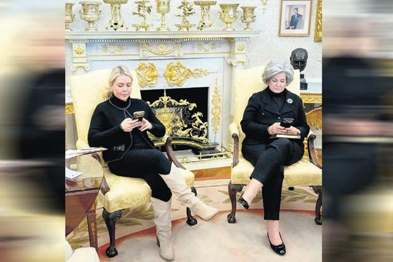 Beyaz Saray'da İlginç Anlar: Basın Toplantısında Mesajlar İncelendi