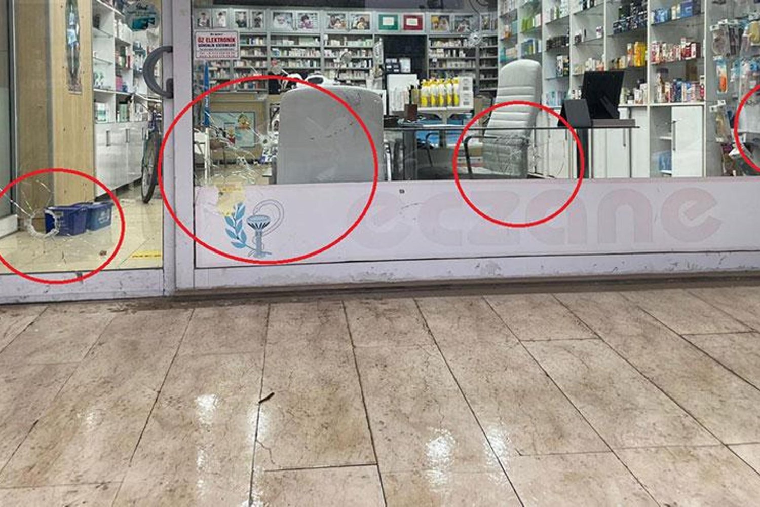 Diyarbakır'da Eczaneye Silahlı Saldırı Güvenlik Kamerasında