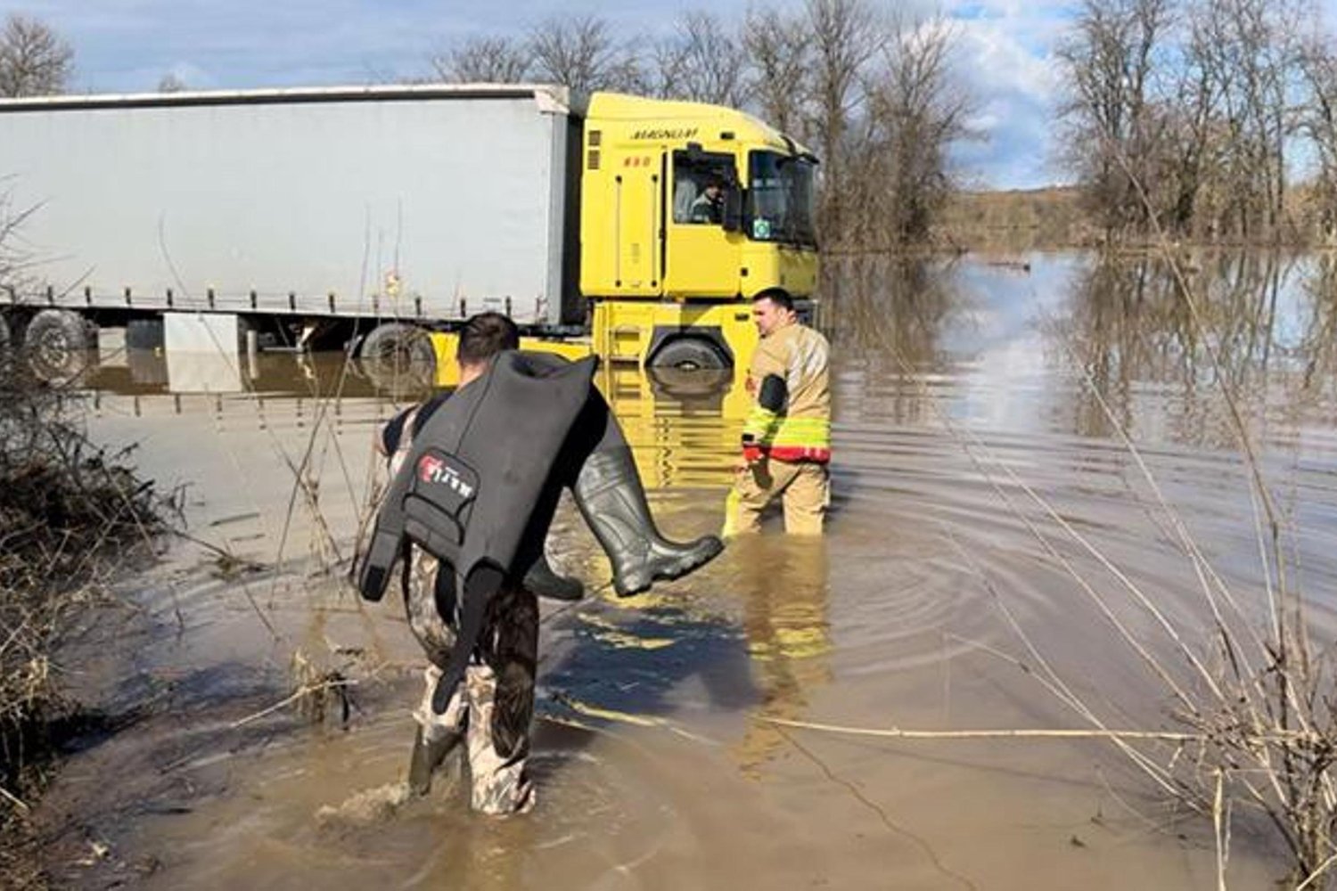 İmdat Çığlığıyla Kurtarılan Bulgar Sürücü Suyun Tehlikesine Aldırış Etmedi