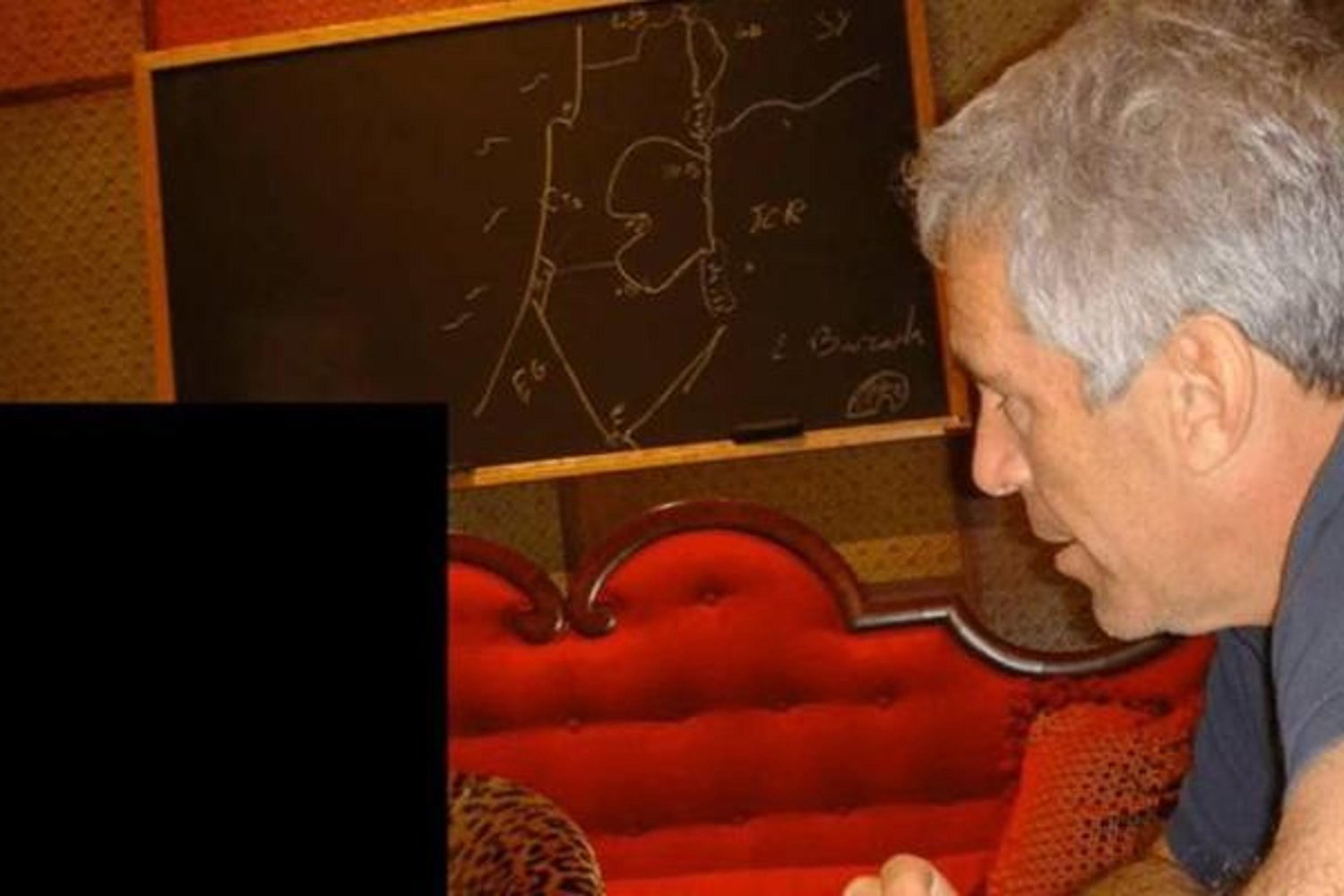 Jeffrey Epstein'in Karanlık Dünyasına Yeni Kanıtlar: Eski İsrail Başbakanı İmzası ve Çocuk Detayları