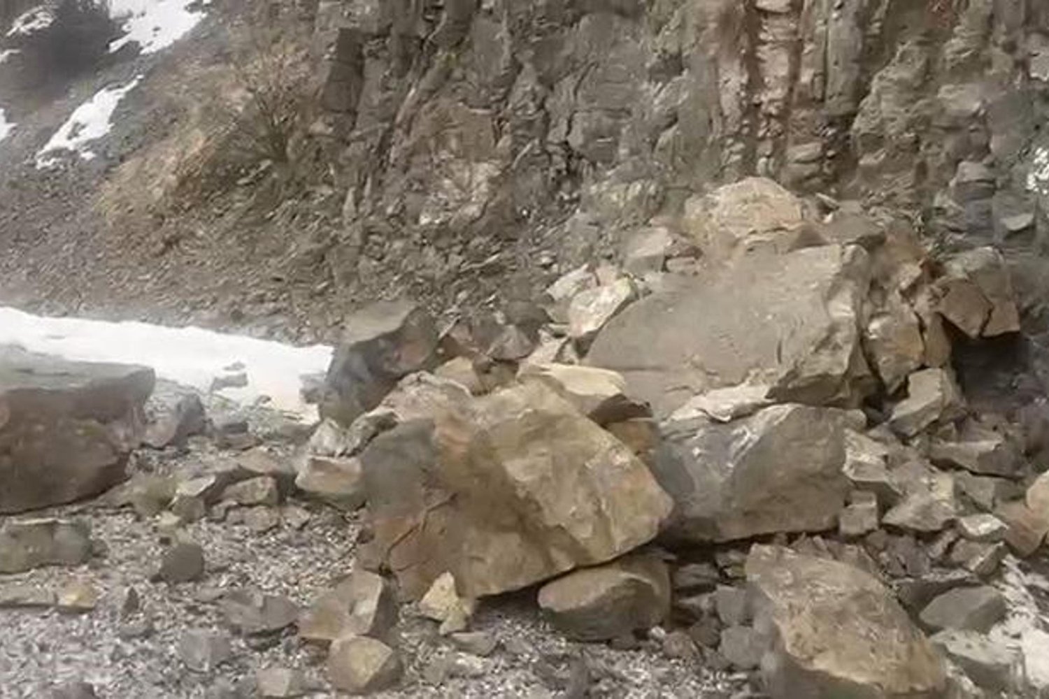 Deprem Sonrası Hakbilir Köyünde Kaya Düşmeleri Güvenlik Kamerasında