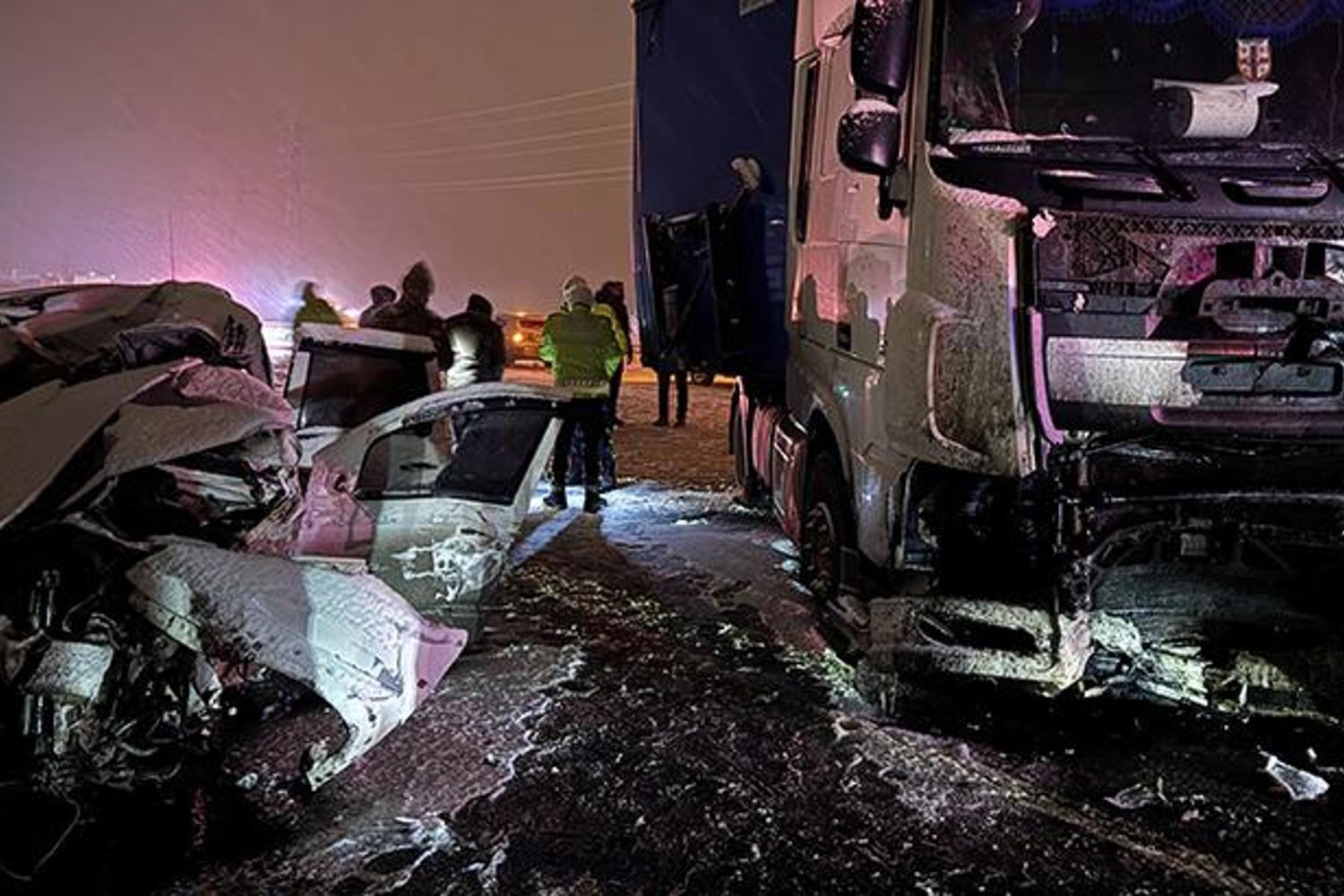 Erzurum Kazası: Yabancı Plakalı Tır ve SUV Çarpıştı, 4 Kişi Hayatını Kaybetti