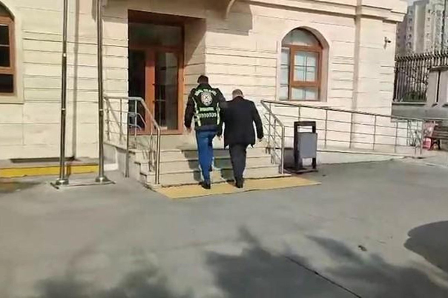 Esenyurt Trafik Tartışması Güvenlik Kamerasında: Servis Şoförü ve Sürücü Gözaltında!